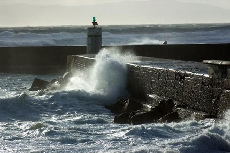 Klublid Elba Tredoux se wenfoto met haar â€œStormweerâ€-foto by Gansbaai hawe